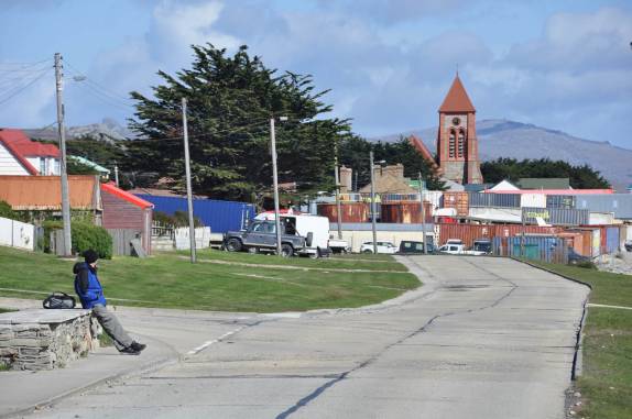 Depois da caminhada, quase chegando ao centro de Port Stanley, a capital de Falkland